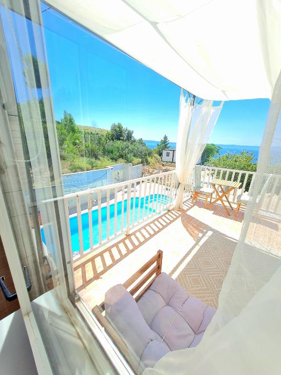 a room with a view of the pool through a window at Natua Apartment in Krvavica
