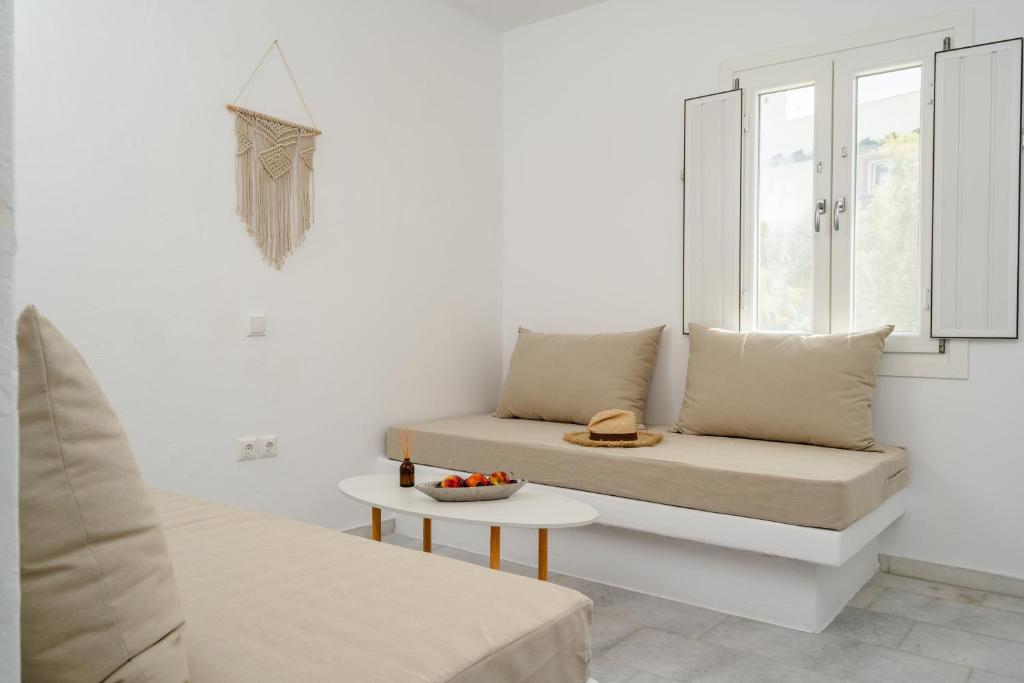 Uma área de estar em Celestial Seaview Apartments- Ariadne