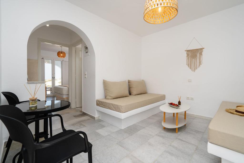- un salon avec un canapé et une table dans l'établissement Celestial Seaview Apartments- Ariadne, à Naxos Chora