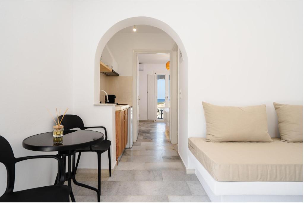Uma área de estar em Celestial Seaview Apartments- Ariadne