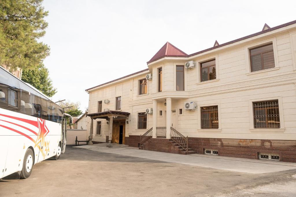 un bus garé devant un bâtiment dans l'établissement ZARINA SAMARKAND, à Samarcande
