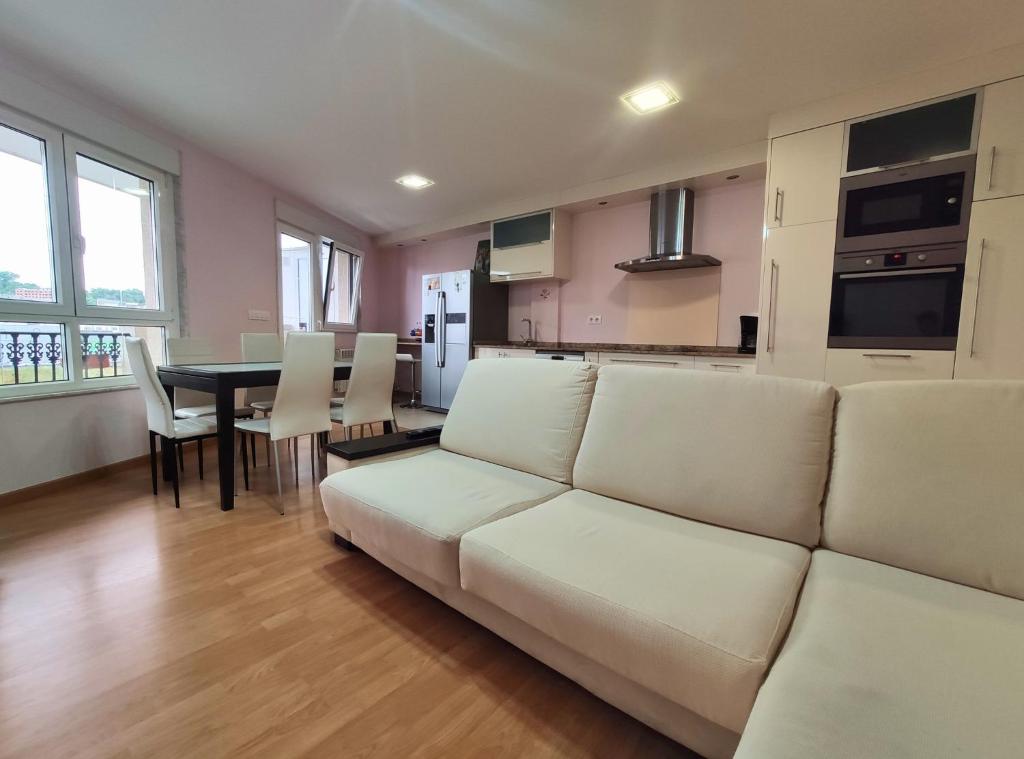 sala de estar con sofá blanco y mesa en Casa-Nova 2 en Sarria