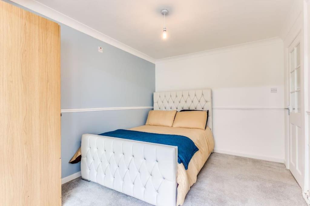 Posezení v ubytování Delightful Garforth Home