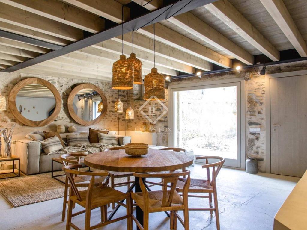 een woonkamer met een tafel en stoelen en een bank bij Villa Age in Puigcerdà