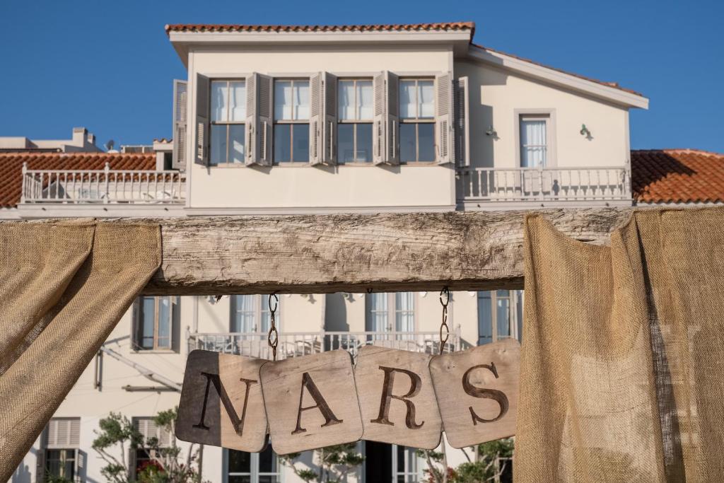 ein Haus mit einem Verkaufsschild davor in der Unterkunft Nars Ilica Hotel Beach Adults Only 12Plus in Cesme