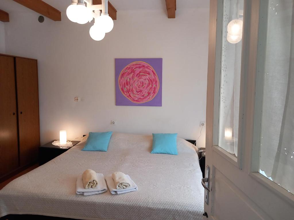 1 dormitorio con 1 cama con toallas en Cozy room in nature, perfect for relax, en Ilirska Bistrica