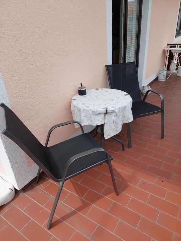 Een zitgedeelte bij Wohnung mit Charme in Pinsdorf