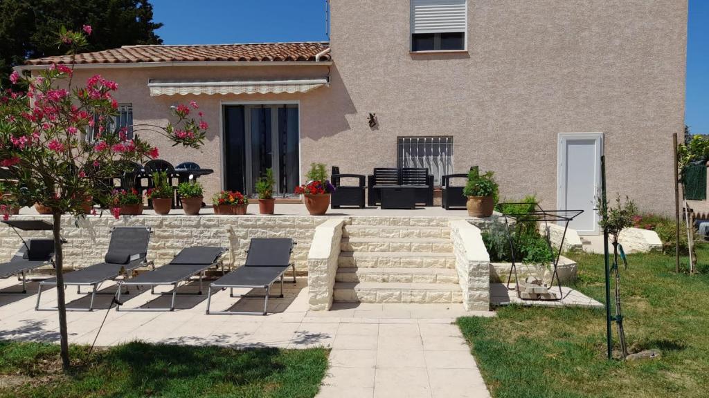 Vonkajšia záhrada v ubytovaní Villa avec plage à pied et grande piscine