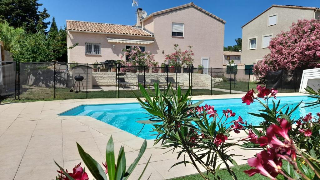 Bazén v ubytovaní Villa avec plage à pied et grande piscine alebo v jeho blízkosti