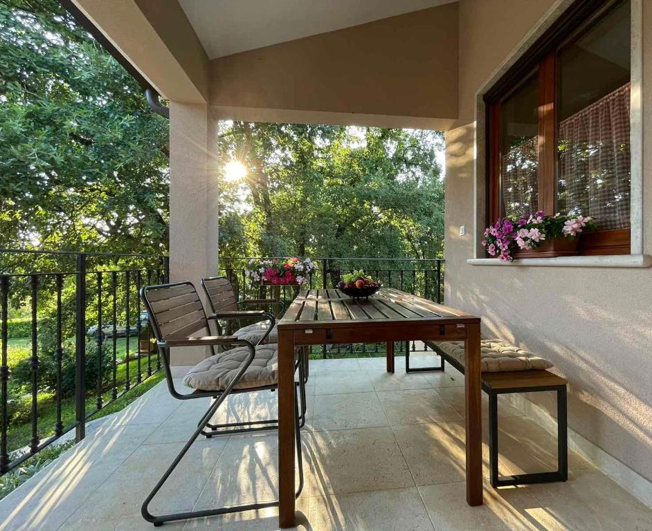 patio con mesa y sillas en el balcón en Apartman Stenice, en Pazin