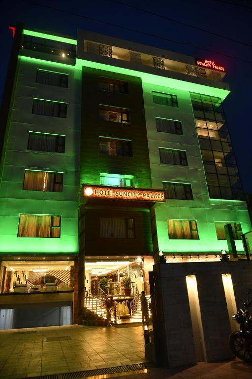 een gebouw met groene lichten ervoor bij HOTEL SUNCITY PALACE in Katihār