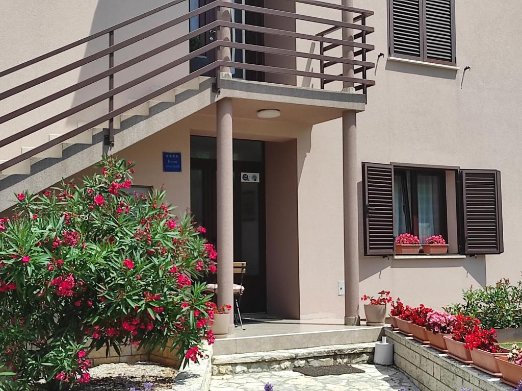 Balkon lub taras w obiekcie Apartman Gina