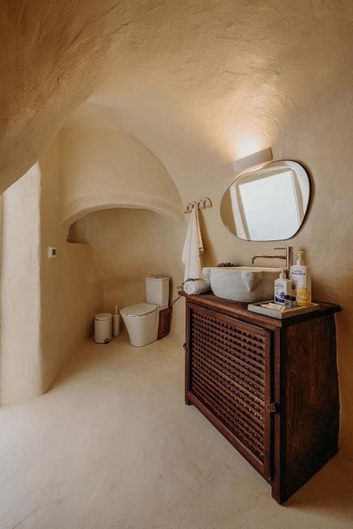Koupelna v ubytování Villa Patitiri cave house with private pool in Megalochori Santorini
