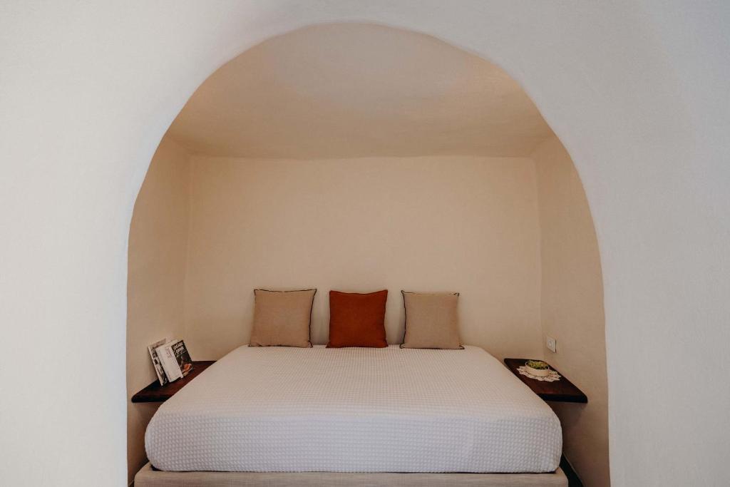 Postel nebo postele na pokoji v ubytování Villa Patitiri cave house with private pool in Megalochori Santorini