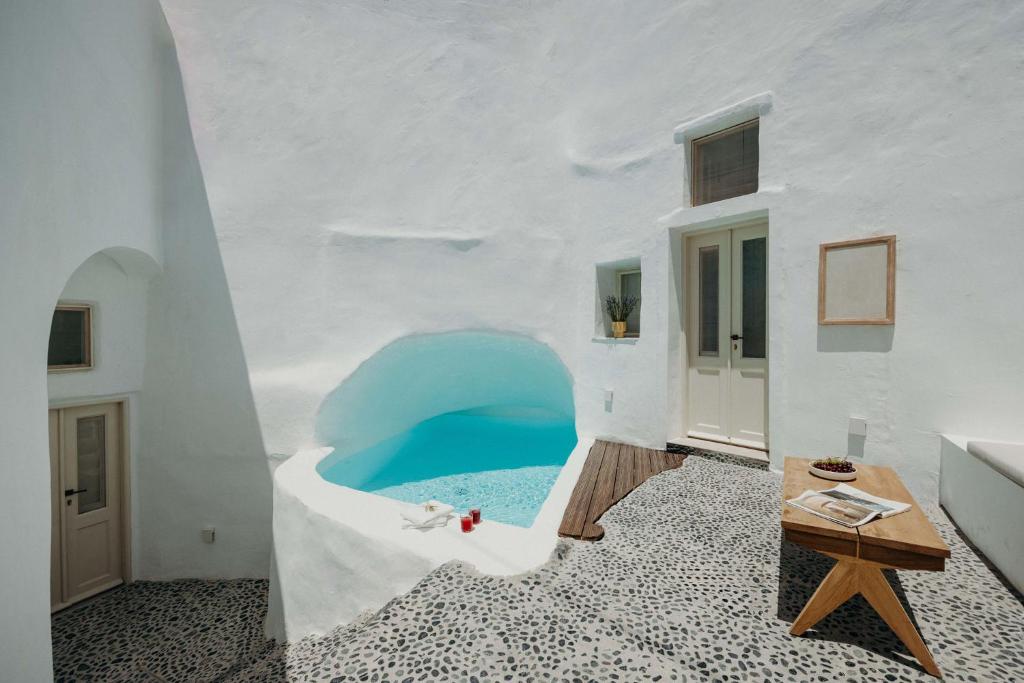 Bazén v ubytování Villa Patitiri cave house with private pool in Megalochori Santorini nebo v jeho okolí