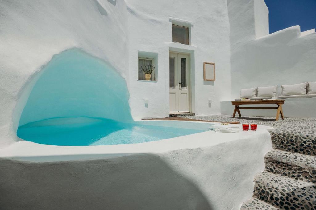 Bazén v ubytování Villa Patitiri cave house with private pool in Megalochori Santorini nebo v jeho okolí