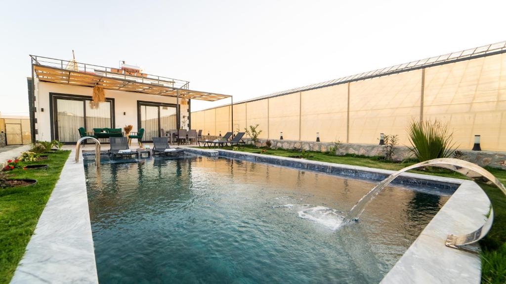 una piscina con una fuente en un patio en VİLLA ADA en Kas