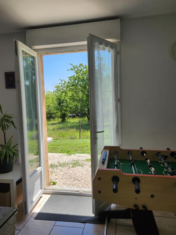 une chambre avec un billard devant une porte dans l'établissement Gîte de Pierre et Christine, à Vanault-les-Dames