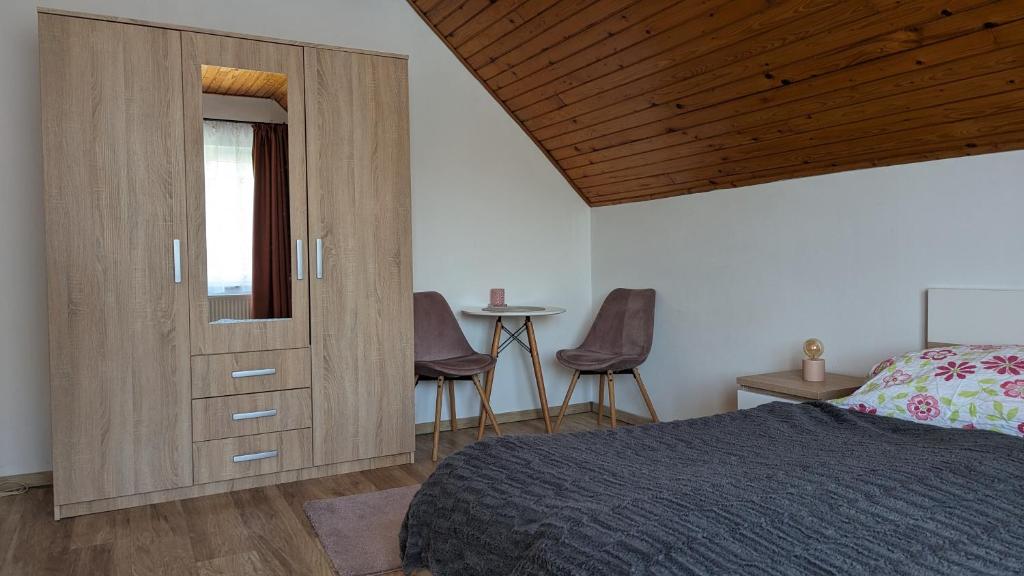 Posteľ alebo postele v izbe v ubytovaní Virágos Apartman Balatonszemes