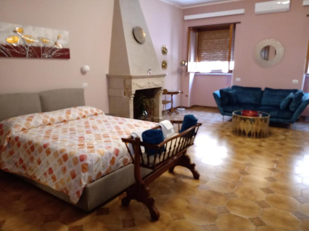 1 dormitorio con cama, sofá y chimenea en Ca' di Renzo en Macchiagodena