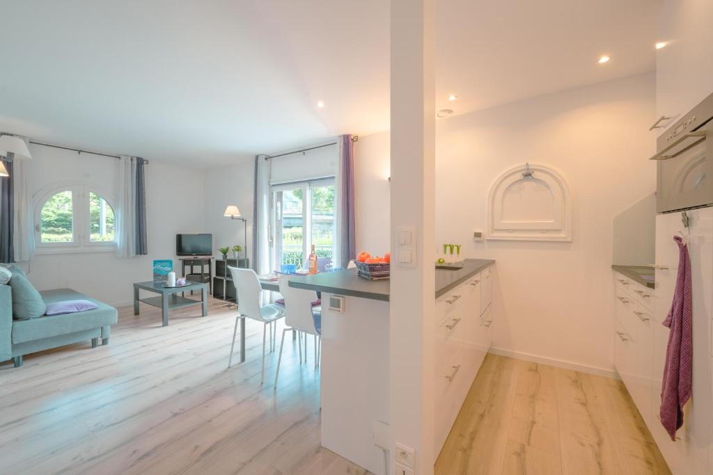 eine Küche und ein Wohnzimmer mit einem Tisch und Stühlen in der Unterkunft Résidence Le Cristal - Nant Blanc 2 - Happy Rentals in Chamonix-Mont-Blanc