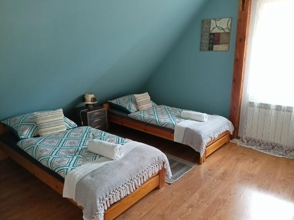 Postel nebo postele na pokoji v ubytování Świerkowe Siedlisko pokoje gościnne