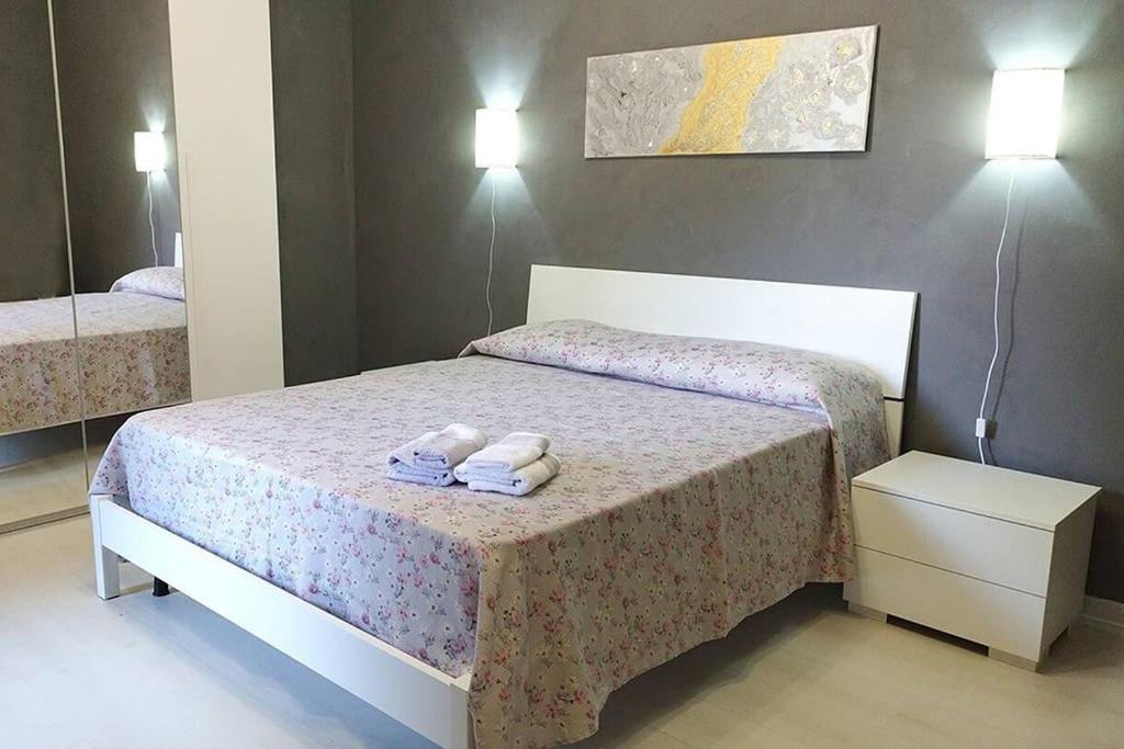 a bedroom with a bed with towels on it at Appartamento Cervi - Casa in Affitto per Vacanze in Nichelino