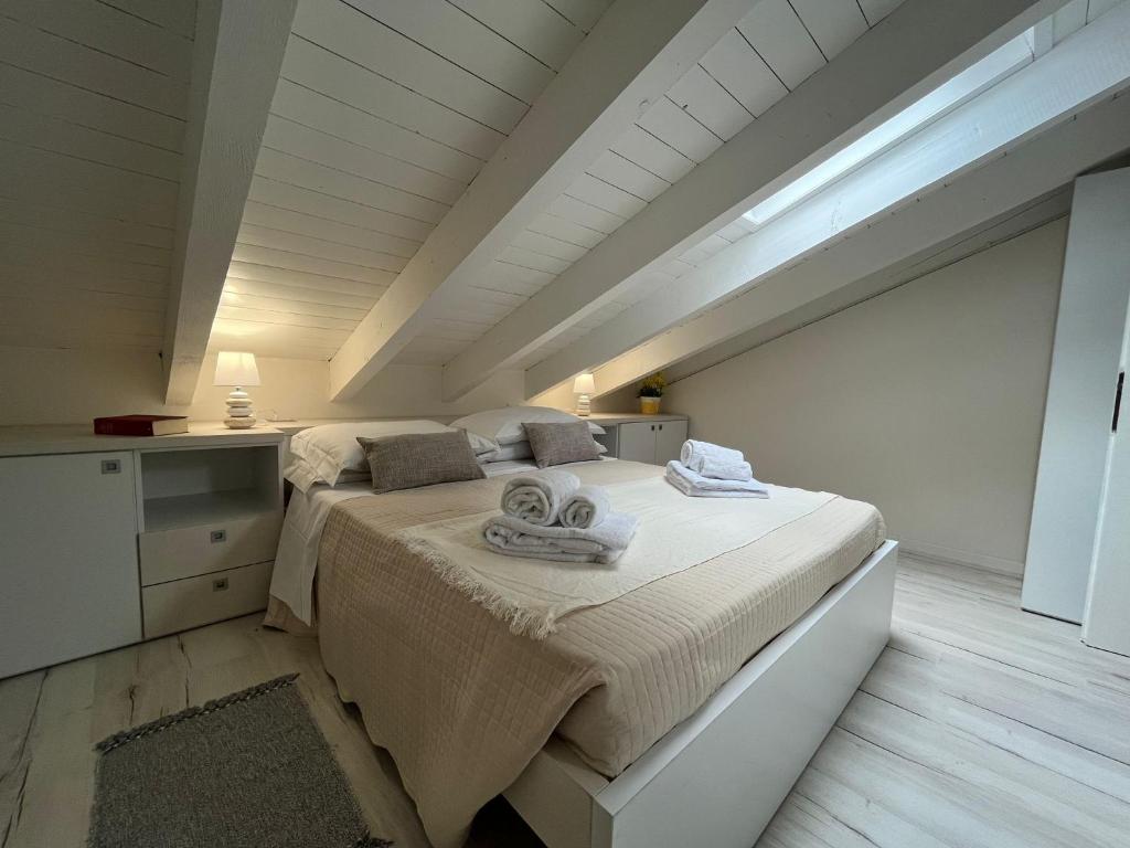 um quarto com 2 camas num sótão em Aquadolce em Baveno