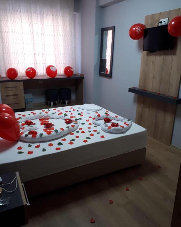 Gemlikにあるesas pansiyonのベッドルーム1室(赤い花のベッド1台付)