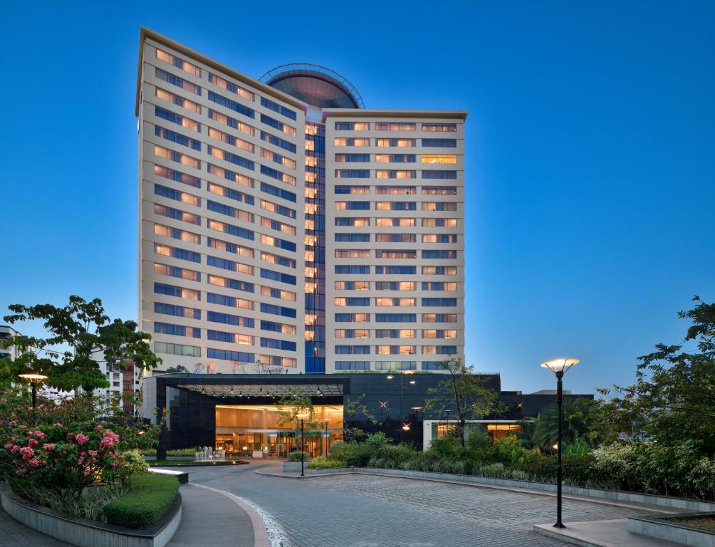 un grand bâtiment d'hôtel avec une rue en face dans l'établissement Kochi Marriott Hotel, à Cochin