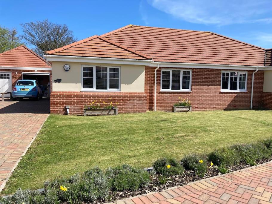 2 Bed Beautiful bungalow by the Beach Gorlestononsea, Gorlestonon