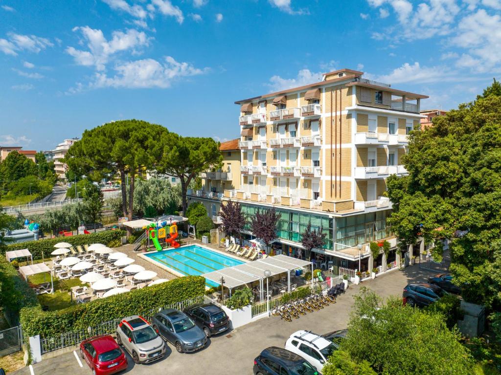 Bazén v ubytování Lotus Hotel ALL INCLUSIVE & SPIAGGIA nebo v jeho okolí