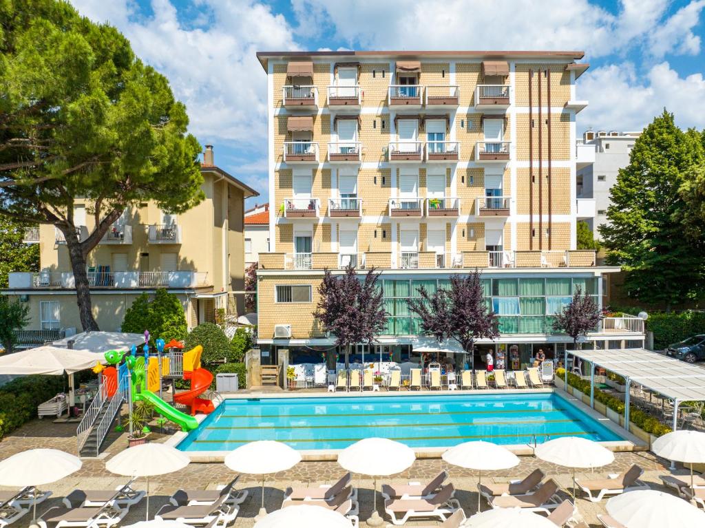 Bazén v ubytování Lotus Hotel ALL INCLUSIVE & SPIAGGIA nebo v jeho okolí