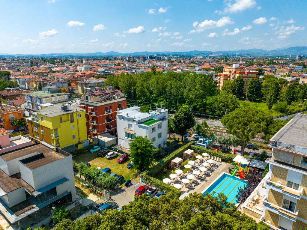 Nespecifikovaný výhled na destinaci Rimini nebo výhled na město při pohledu z hotelu