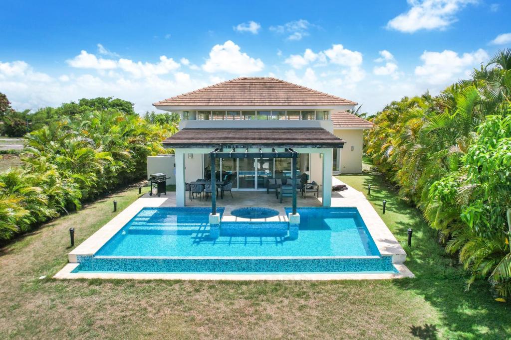 Bazén v ubytování Stunning 3-Bedroom Villa with Pool, Jacuzzi and Maid near Bavaro Beach nebo v jeho okolí