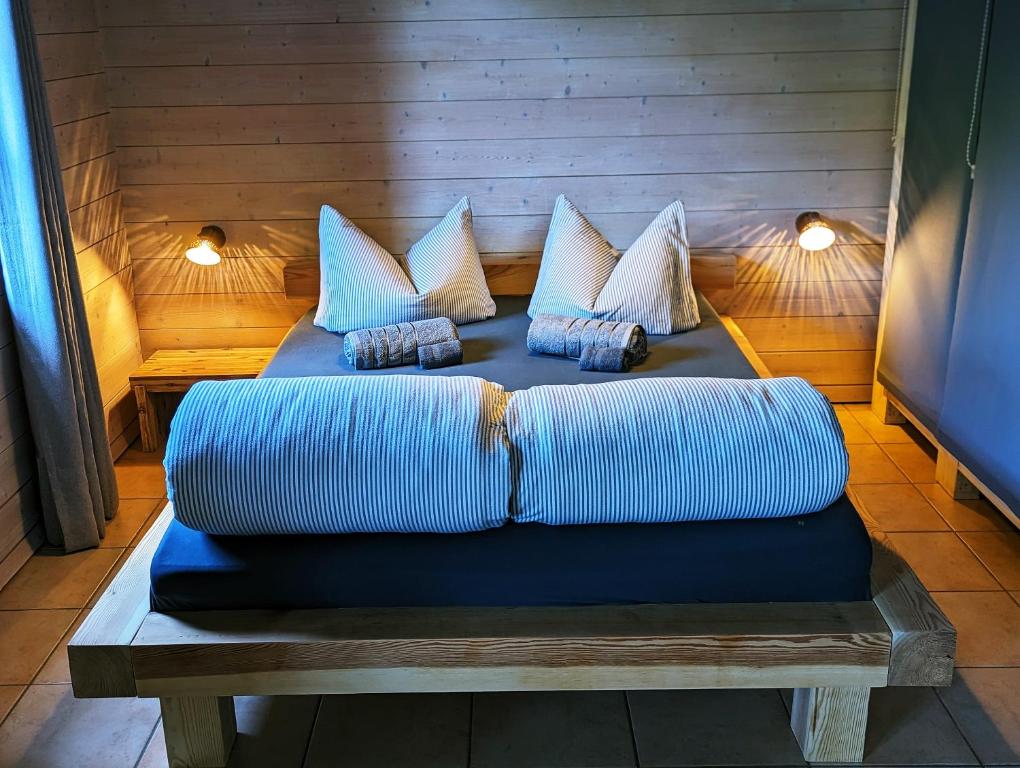 Una cama en una habitación con almohadas. en Ferienwohnung Blütenzauber in Idyllischer Lage Nähe Bodensee, en Hilzingen