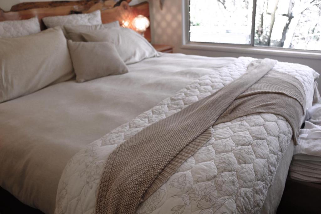 מיטה או מיטות בחדר ב-The Beeches Olinda Accommodation