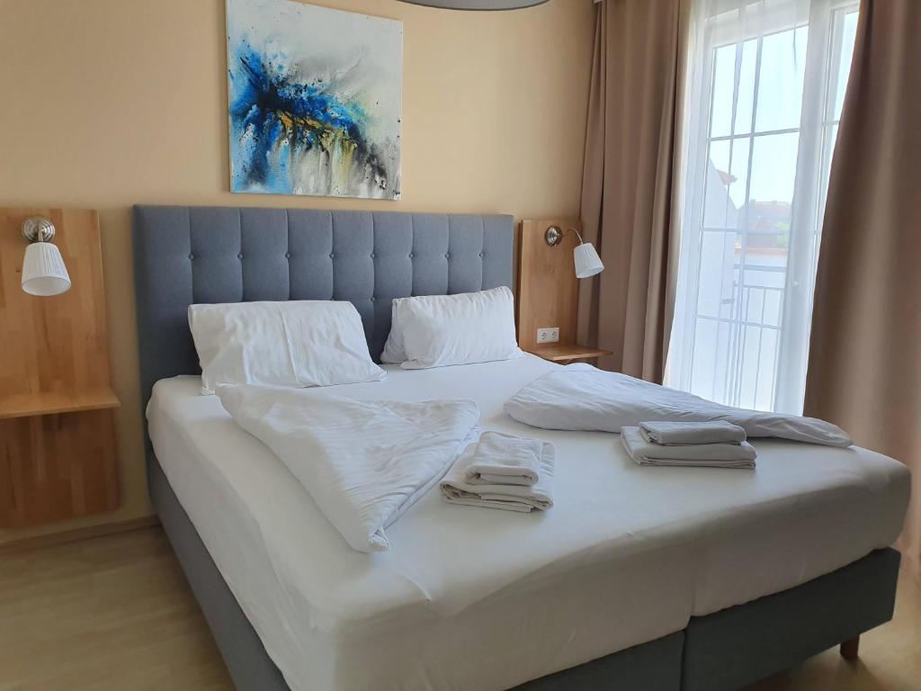 A bed or beds in a room at Pension Laubenhof