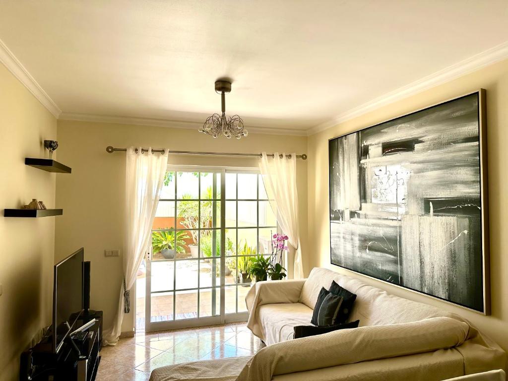 uma sala de estar com um sofá e uma pintura grande em Holiday Home Salgados em Albufeira