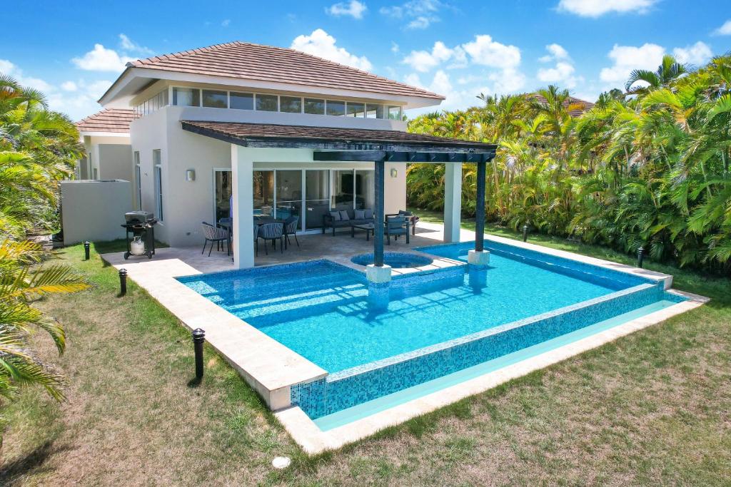 Bazén v ubytování Stunning 3-Bedroom Villa with Pool, Jacuzzi and Maid near Bavaro Beach nebo v jeho okolí