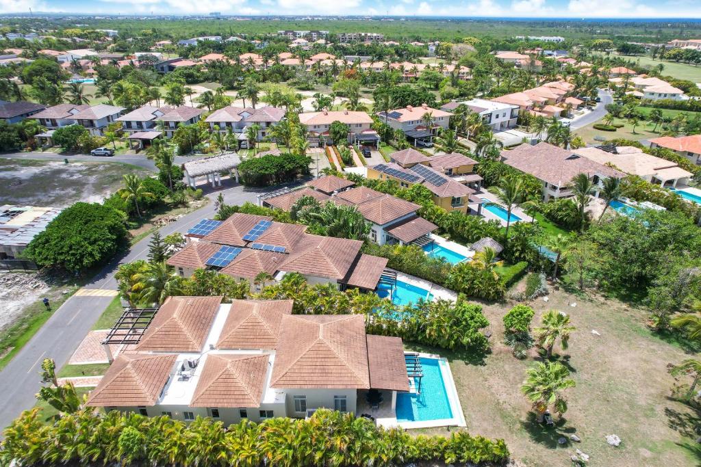 Bazén v ubytování Stunning 3-Bedroom Villa with Pool, Jacuzzi and Maid near Bavaro Beach nebo v jeho okolí