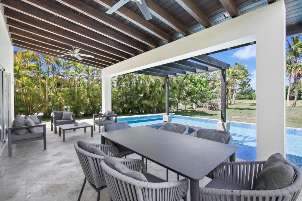 Bazén v ubytování Stunning 3-Bedroom Villa with Pool, Jacuzzi and Maid near Bavaro Beach nebo v jeho okolí