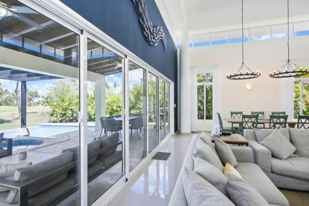 Posezení v ubytování Stunning 3-Bedroom Villa with Pool, Jacuzzi and Maid near Bavaro Beach