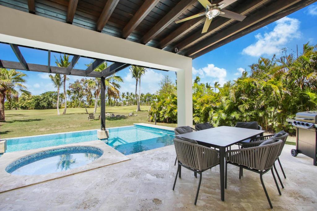 Bazén v ubytování Stunning 3-Bedroom Villa with Pool, Jacuzzi and Maid near Bavaro Beach nebo v jeho okolí