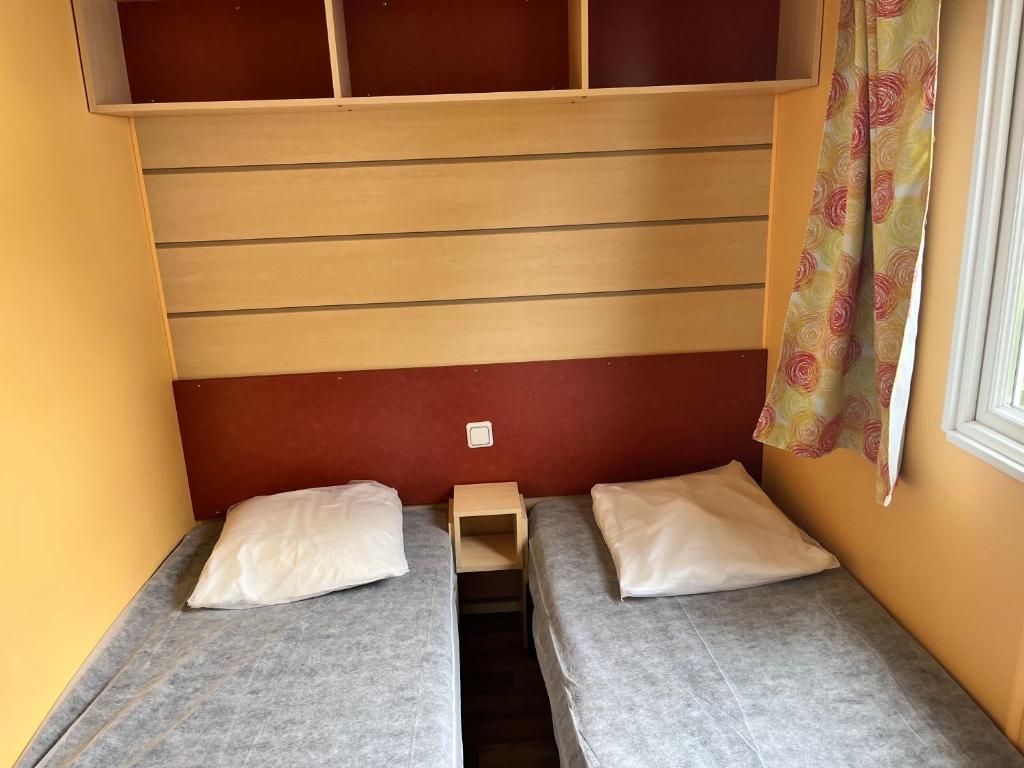 Postel nebo postele na pokoji v ubytování Camping De Collignon
