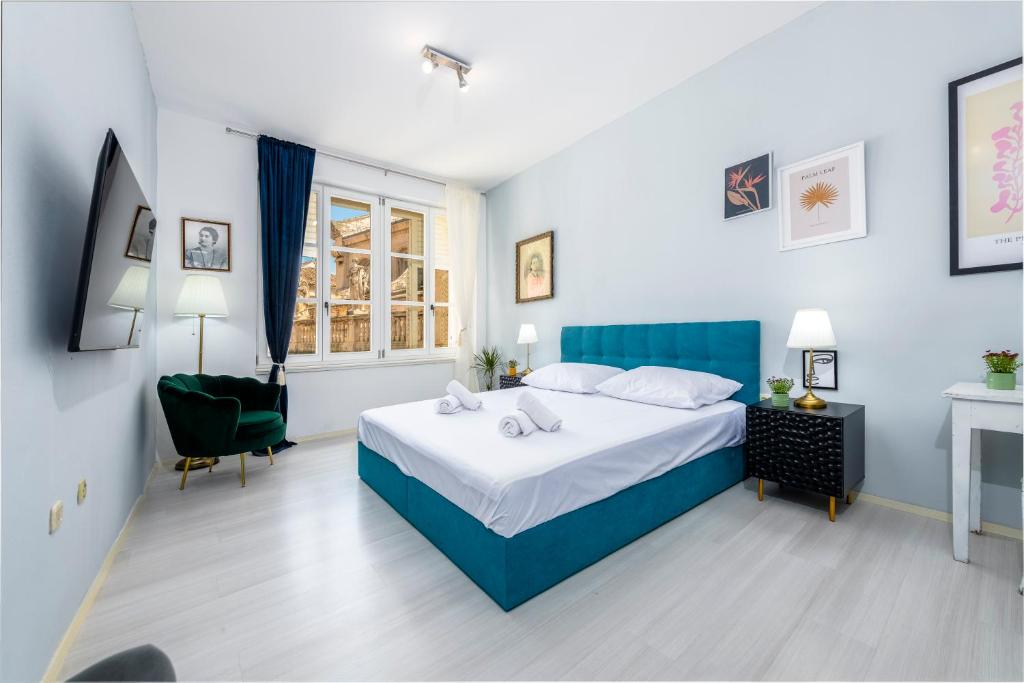 una camera con un letto e una sedia e una finestra di The Bassegli - Gozze Palace a Dubrovnik