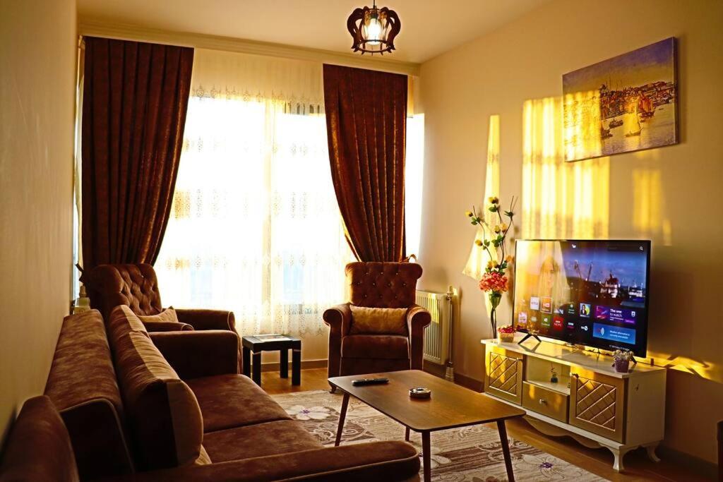 sala de estar con sofá y TV en Nice apartment in finest complexes of Istanbul ;) en Esenyurt