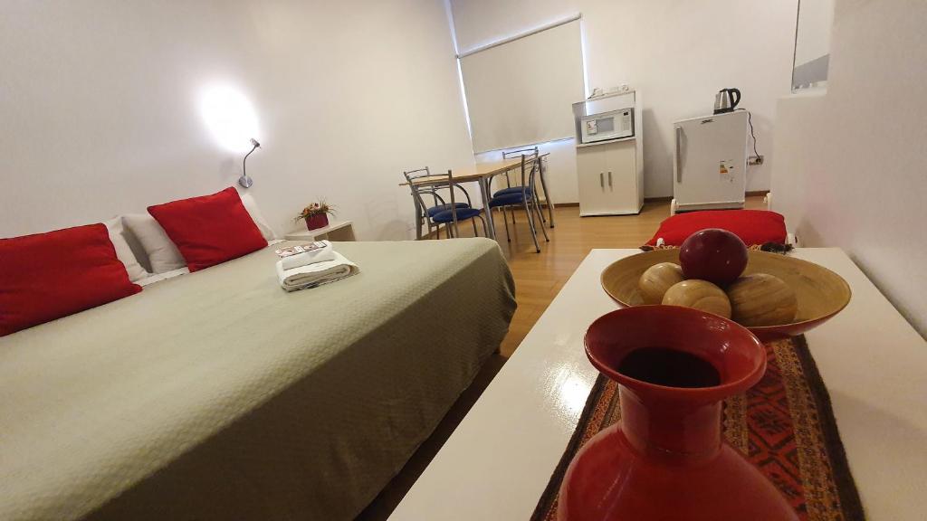 una camera con letto e tavolo con cesto di frutta di Hotel Pueblo Huarpe a San Luis