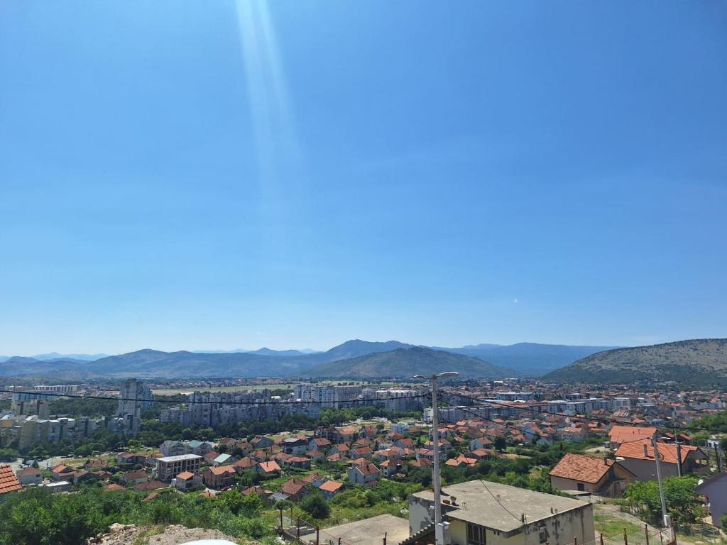 vistas a una ciudad con montañas en el fondo en Bella Vista Apartment en Podgorica