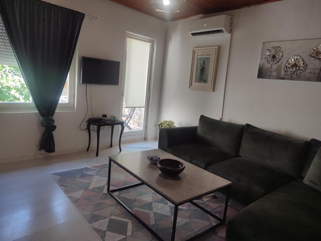 uma sala de estar com um sofá e uma mesa de centro em Apartment Mejdan em Mostar